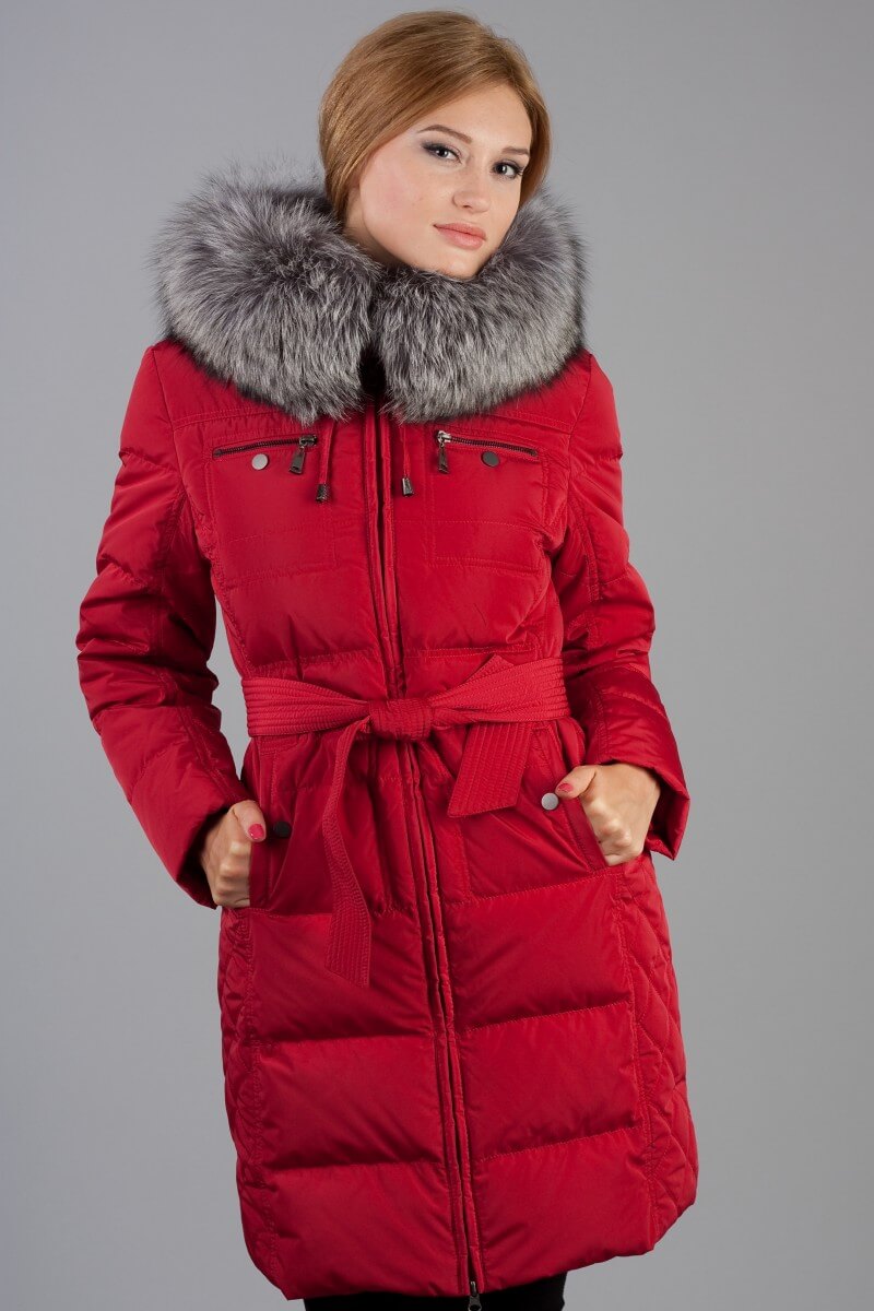 S-chem-nosit-krasnyj-puhovik-s-mehom0405